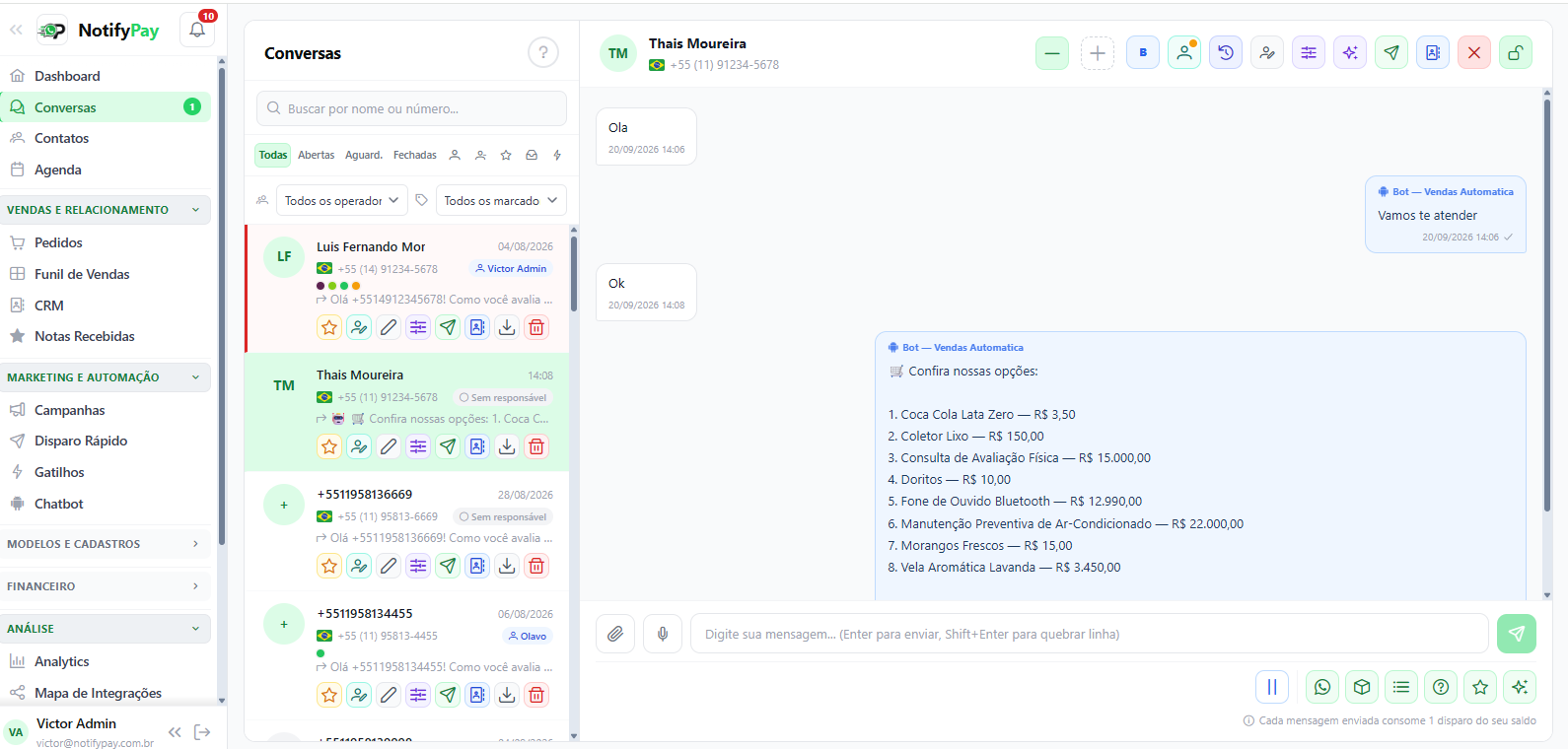 Tela de Conversas do NotifyPay: lista de conversas com filtros à esquerda e, à direita, o histórico de uma conversa com mensagens do chatbot em balões azuis, botões de ação no topo e ferramentas de resposta embaixo
